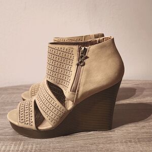 WOMEN'S SHOES PARKER &SKY WEDGE   HEELS SUEDE BEIGE COLOR SIZE 10